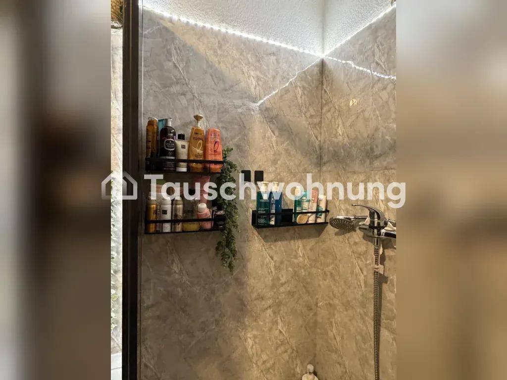 Moderne Duschkabine mit grauen Fliesen und integrierter LED-Beleuchtung.