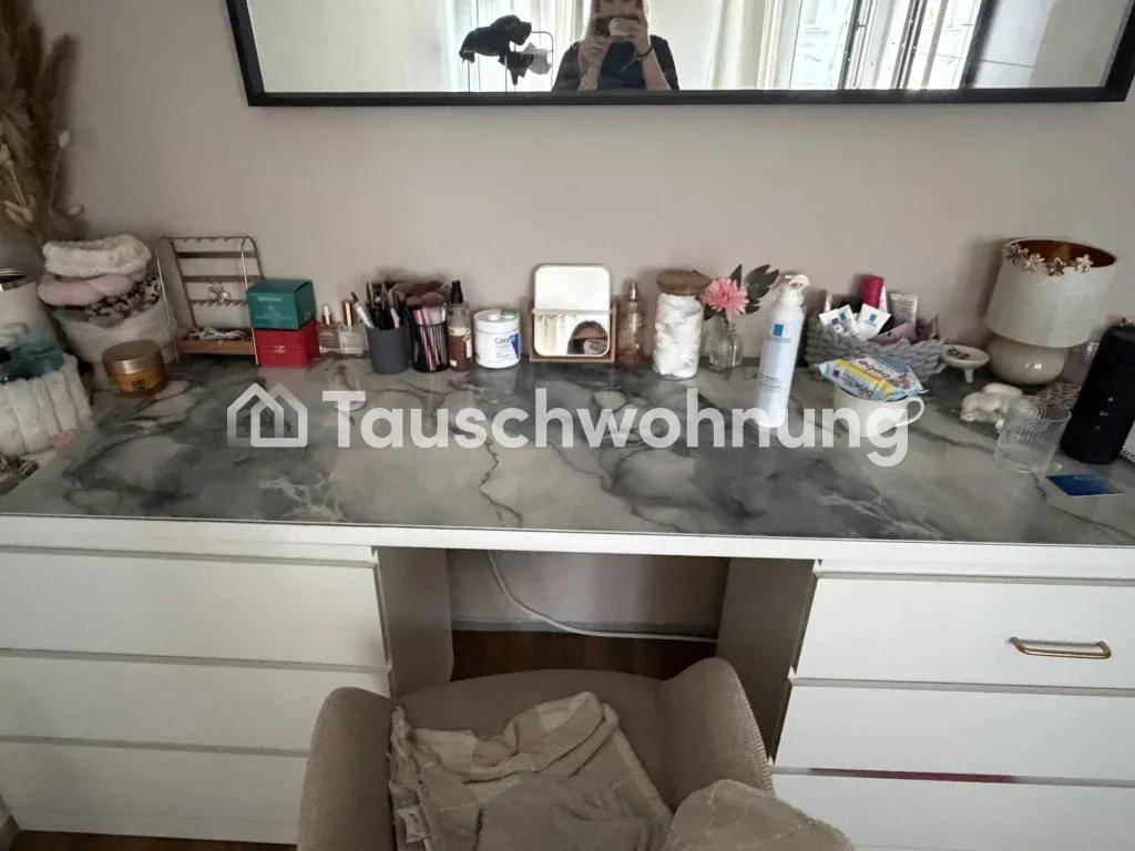 Schminktisch mit Marmorplatte und großem Spiegel, reichlich dekoriert.