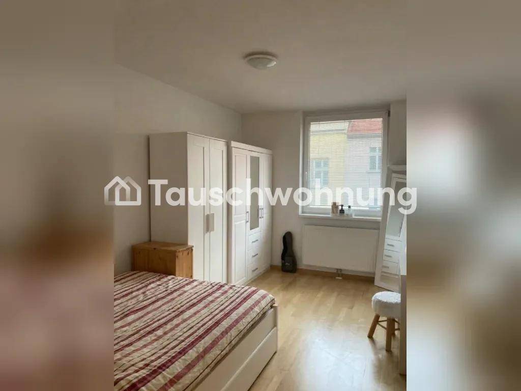 Schlafzimmer mit Doppelbett, weißen Kleiderschränken und hellem Laminatboden.