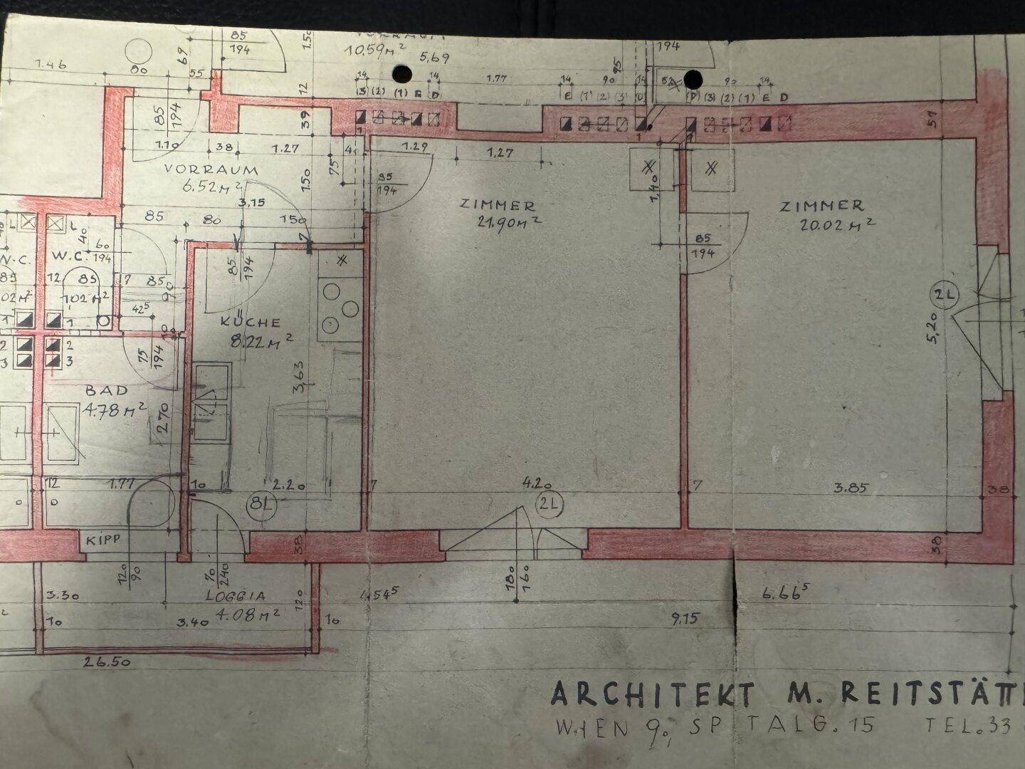 Handgezeichneter Grundriss einer Wohnung mit Zimmern, Küche und Loggia.