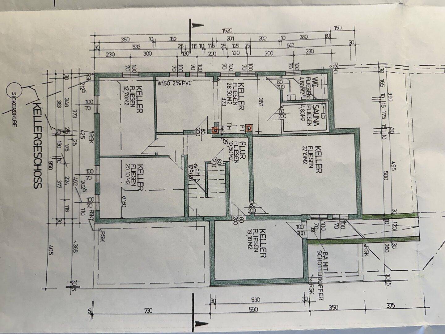 Grundriss des Kellergeschosses mit Kellerräumen, Flur, WC und Sauna.