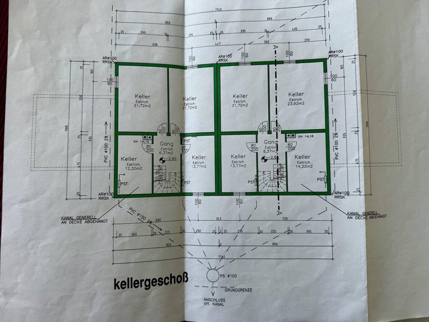 Grundriss des Kellergeschosses mit mehreren Kellerräumen und einem zentralen Gang.