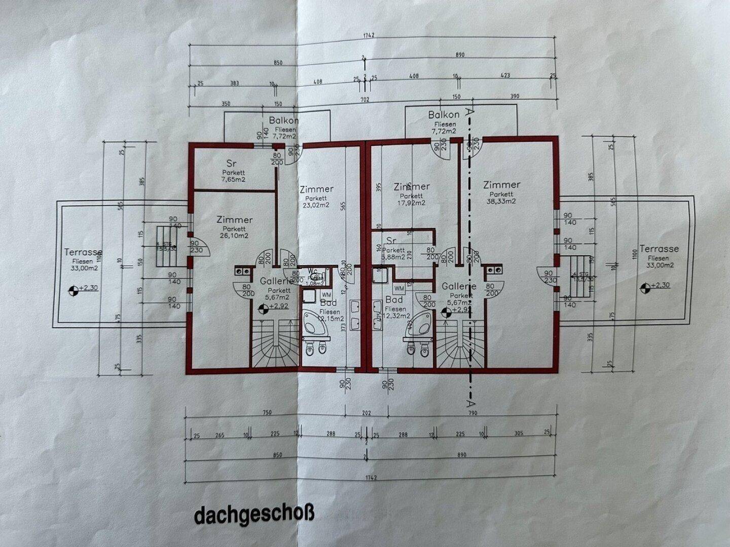Grundriss des Dachgeschosses mit Schlafzimmern, Bad, Balkon und einer weiteren Terrasse.