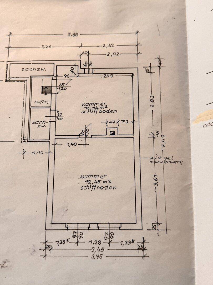Handgezeichneter Grundriss mit Maßen für zwei Kammern im Dachgeschoss.