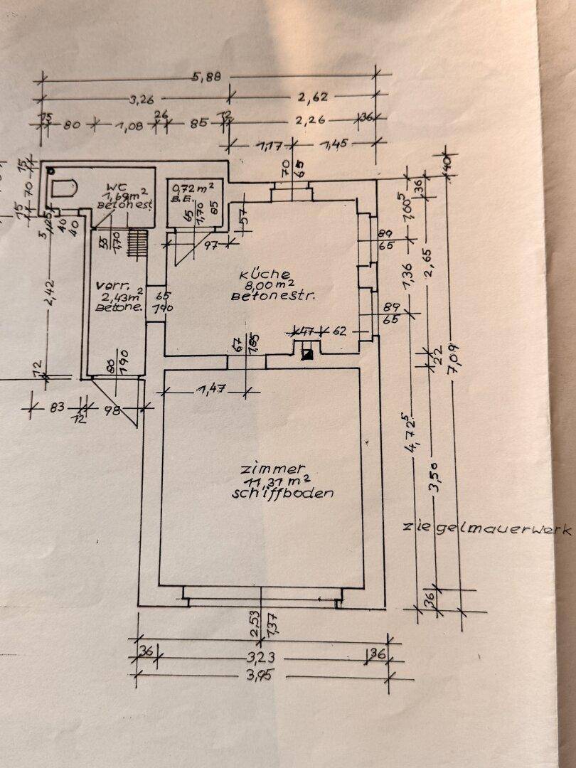 Handgezeichneter Grundriss mit Maßen für WC, Küche und ein Zimmer.