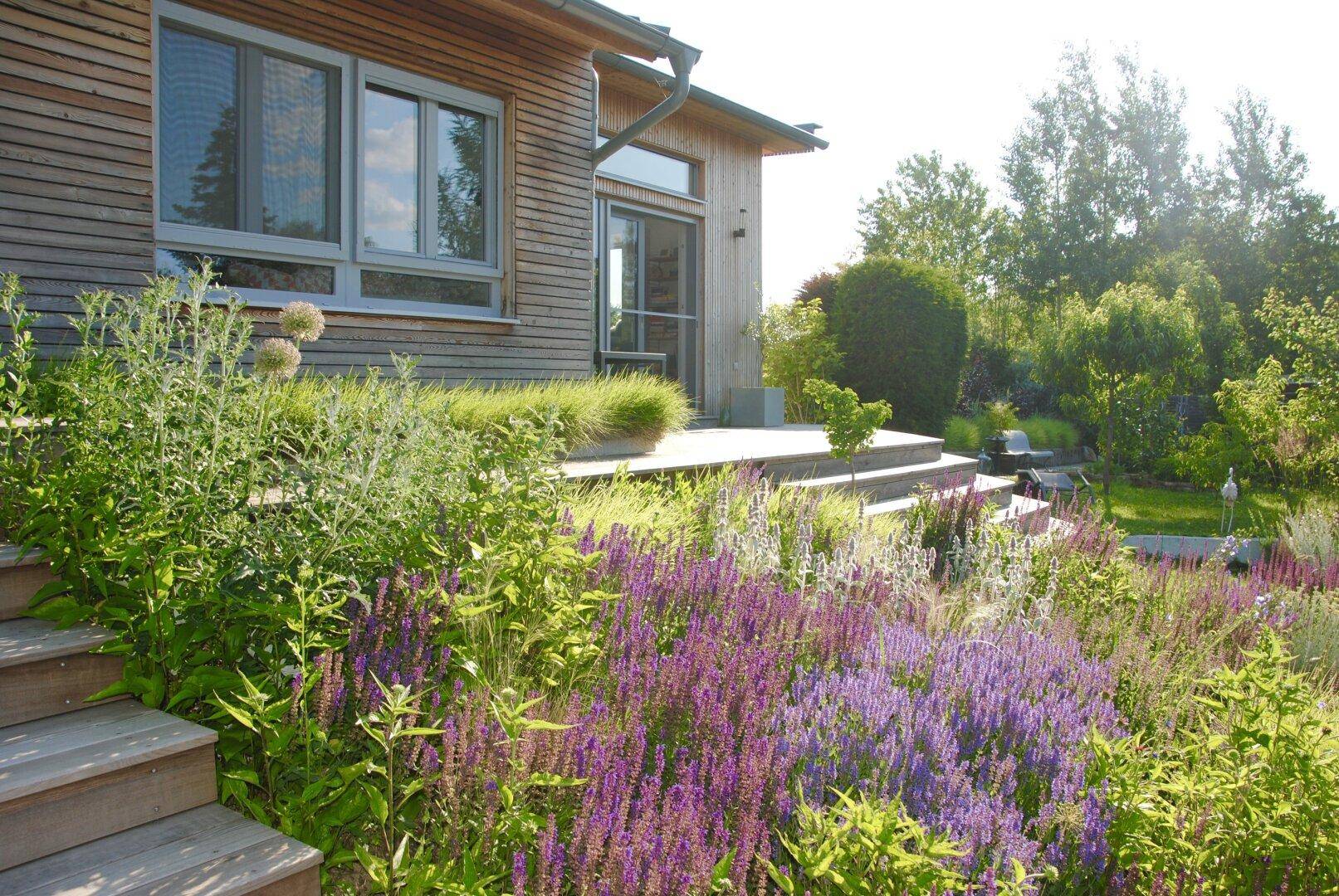 DIREKT AM SEE. MODERN. BESONDERS! Hochwertiger Bungalow in idyllischer Lage - Widok 2