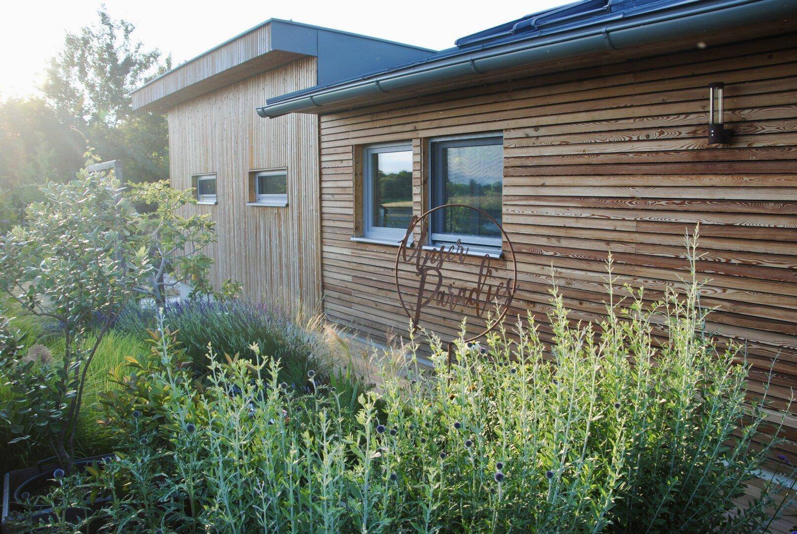 DIREKT AM SEE. MODERN. BESONDERS! Hochwertiger Bungalow in idyllischer Lage - Widok 3