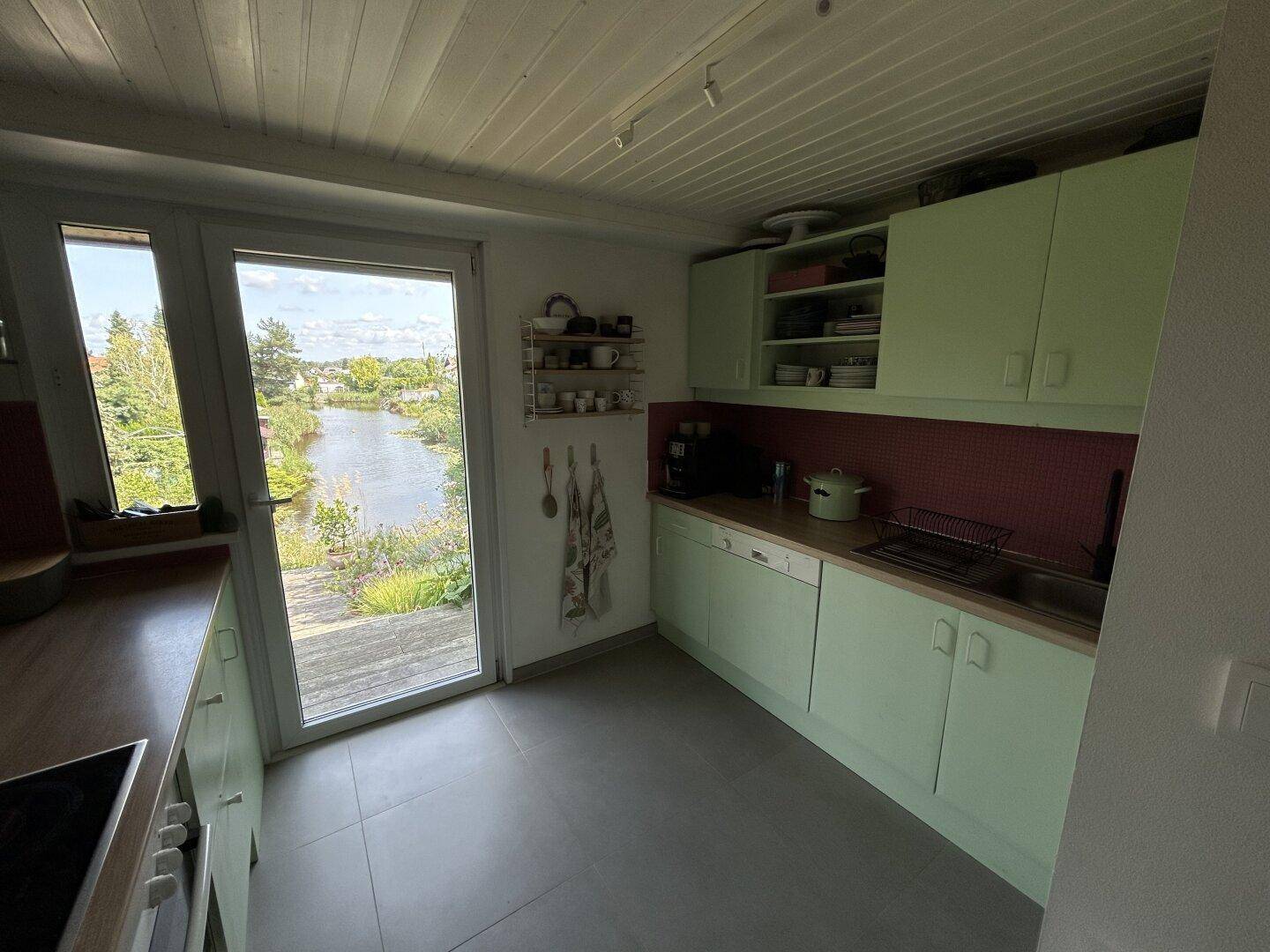 DIREKT AM SEE. MODERN. BESONDERS! Hochwertiger Bungalow in idyllischer Lage - Widok 6