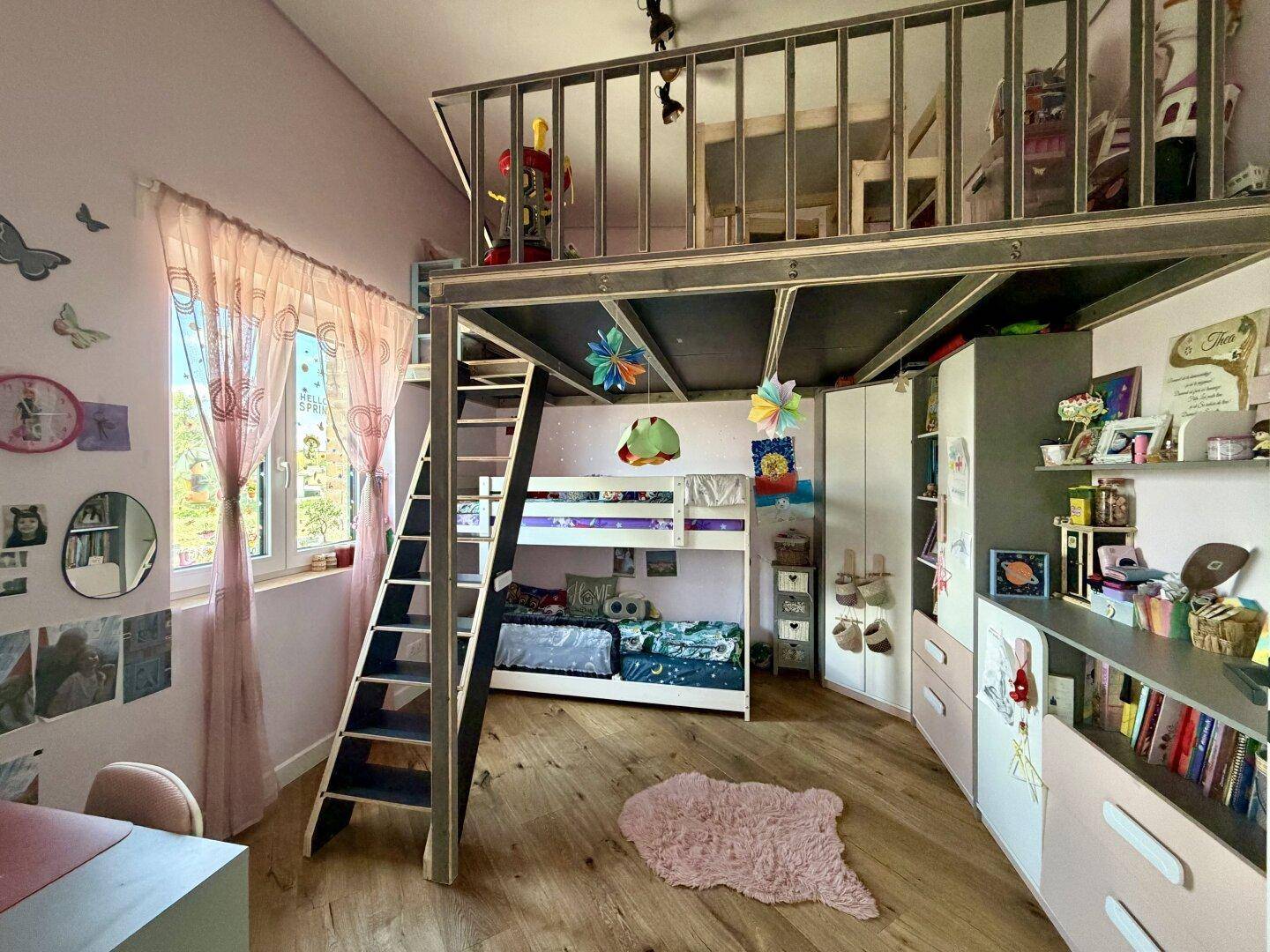 Kinderzimmer mit Hochbett, Spielbereich und Holzboden, hell und freundlich gestaltet.
