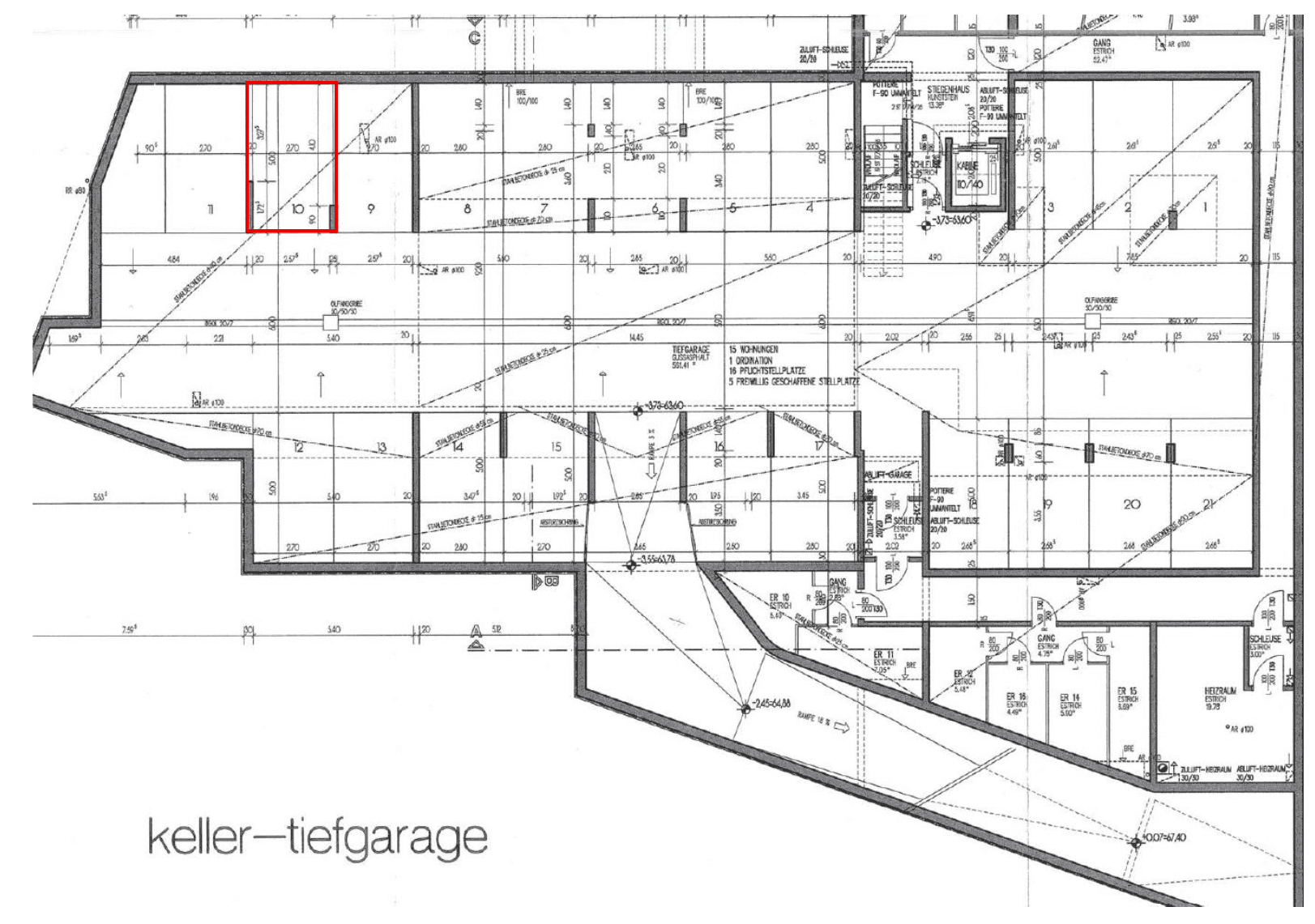 Grundrissplan einer Keller-Tiefgarage mit mehreren Stellplätzen und zusätzlichen Abstellräumen.