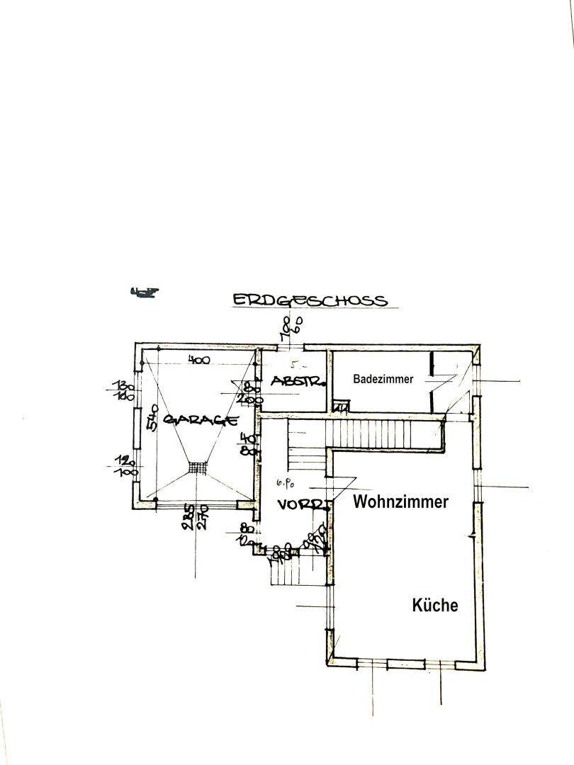 Grundriss des Erdgeschosses mit Wohnzimmer, Küche, Badezimmer und integrierter Garage.