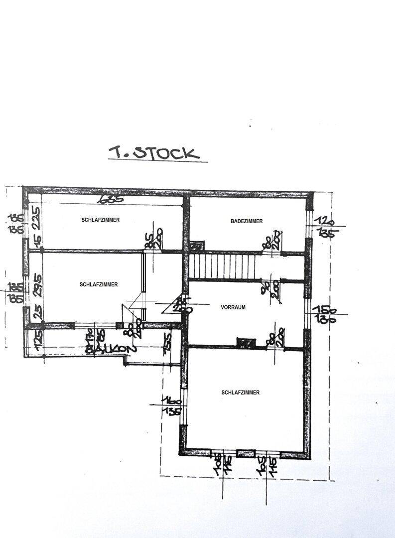 Grundriss des ersten Stocks mit drei Schlafzimmern, Badezimmer und Balkonzugang.