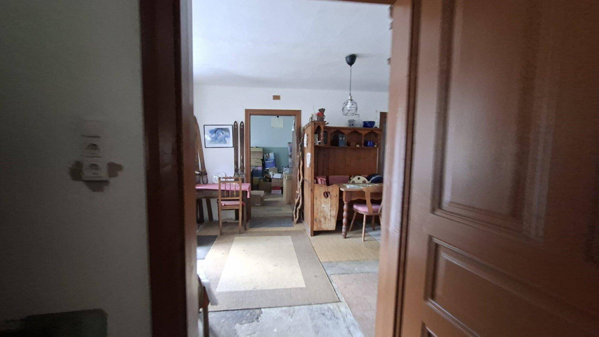 Blick durch eine Tür in einen traditionell eingerichteten Wohnbereich.