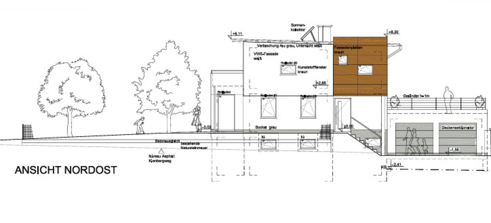 Nordost-Ansicht des Gebäudes mit Garage, Fenstern und einer weiteren Terrasse.