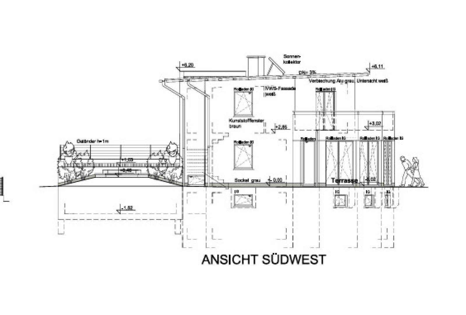 Südwest-Ansicht des Hauses mit Fenstern, einer großen Terrasse und der Gebäudefassade.