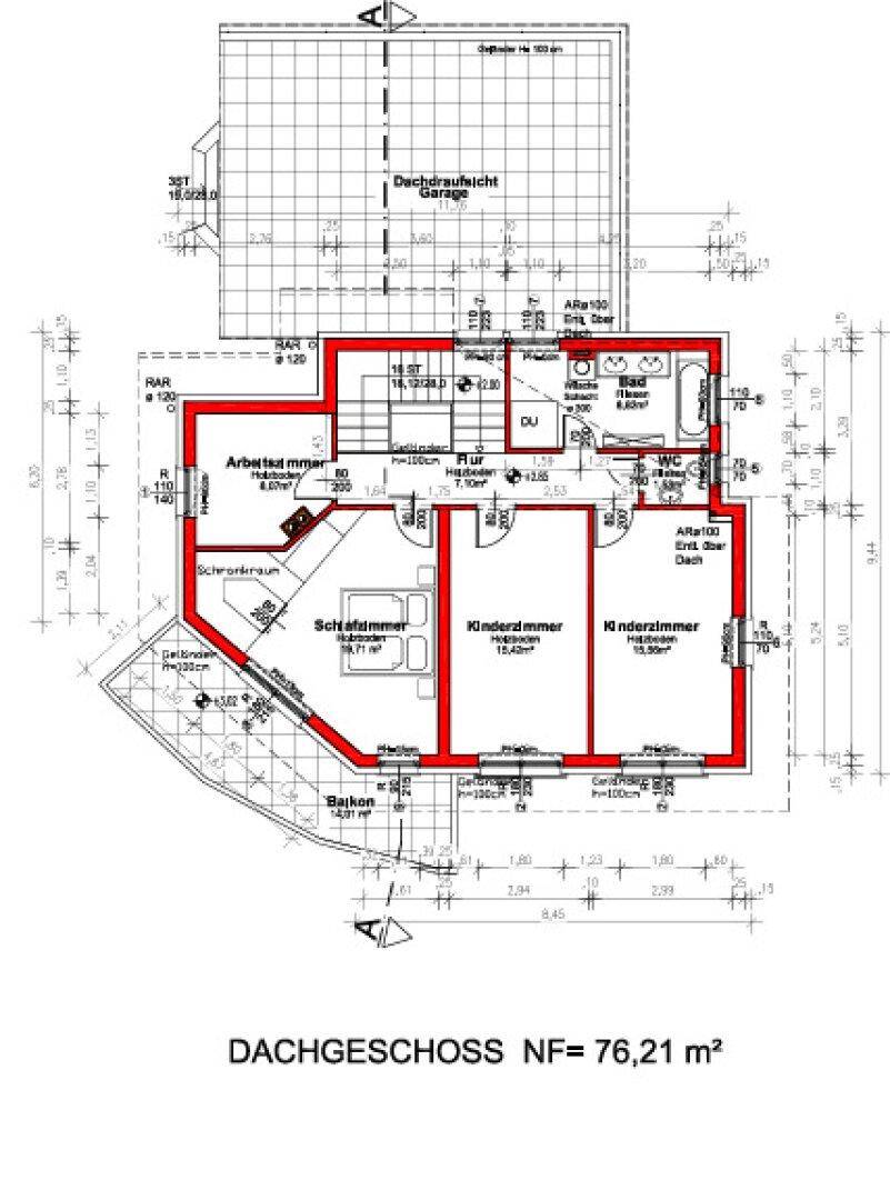 Grundriss des Dachgeschosses mit Schlafzimmern, Arbeitszimmer, Badezimmer und Zugang zum Balkon.