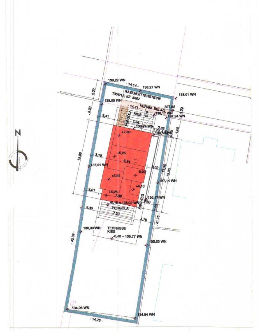 Lageplan des Grundstücks mit Gebäudeumriss und Außenbereichen.