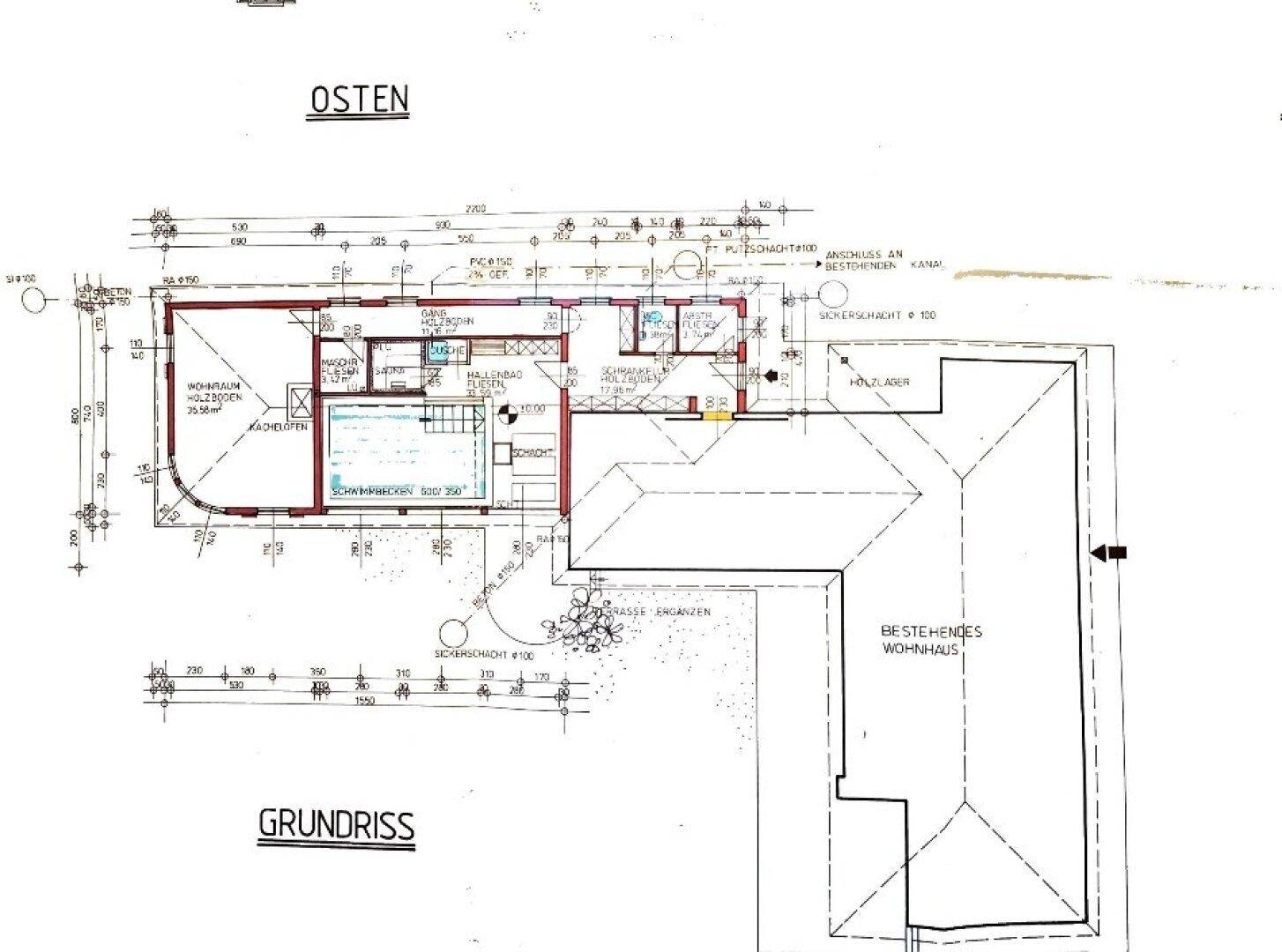 Übersichts-Grundriss des Anwesens mit angrenzendem Bestandswohnhaus und Terrasse.