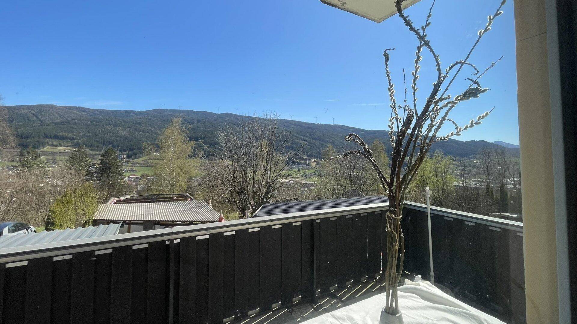 Balkon mit Bergblick und weitem Blick über die Landschaft.