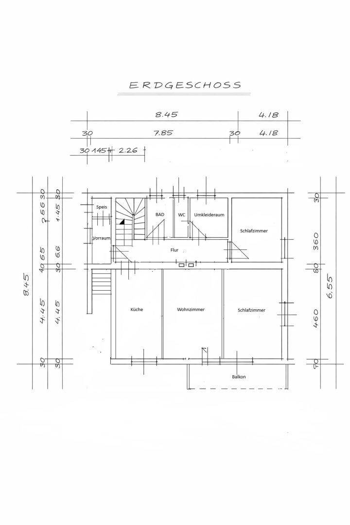 Grundriss des Erdgeschosses mit Küche, Wohnzimmer, Schlafzimmern und Balkon.
