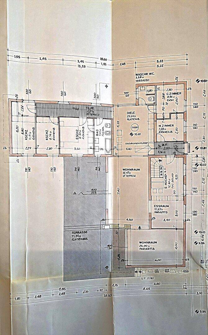 Detaillierter Grundriss des Erdgeschosses mit Raumaufteilung und Maßen.