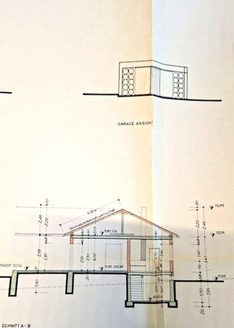 Architektonische Ansicht einer Garage und Gebäudeschnitt mit Fundamentdetails.