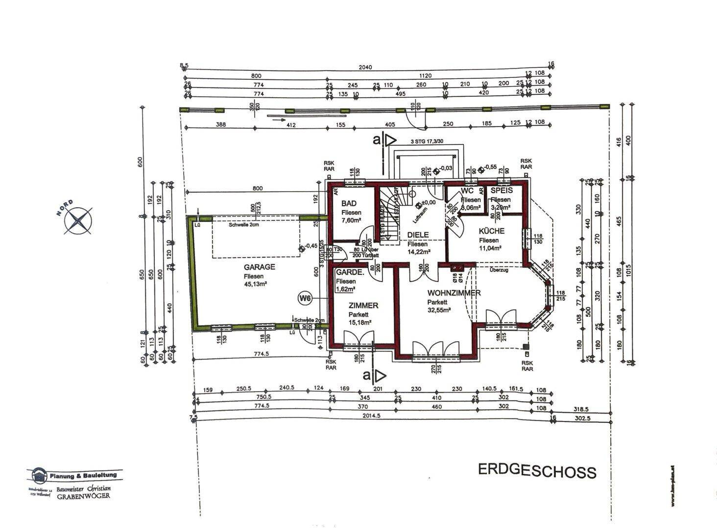 Grundriss des Erdgeschosses mit offener Wohnküche, Wohnzimmer, Diele und integrierter Garage.