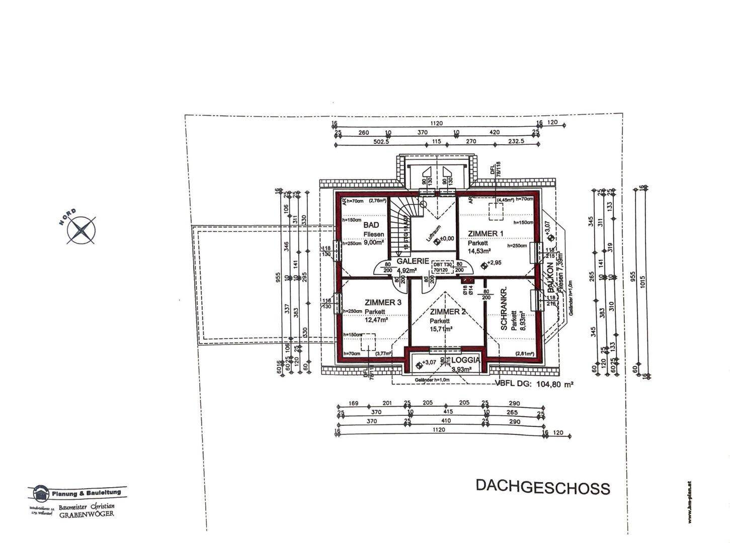 Grundriss des Dachgeschosses mit drei Schlafzimmern, Bad und einer Loggia.