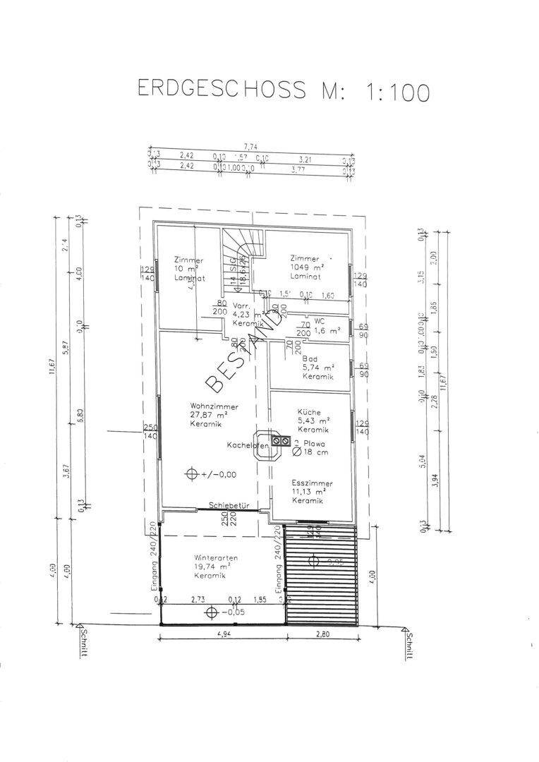 Grundriss des Erdgeschosses mit Wohnzimmer, Küche, Gäste-WC und Zugang zur Wintergarten-Terrasse.