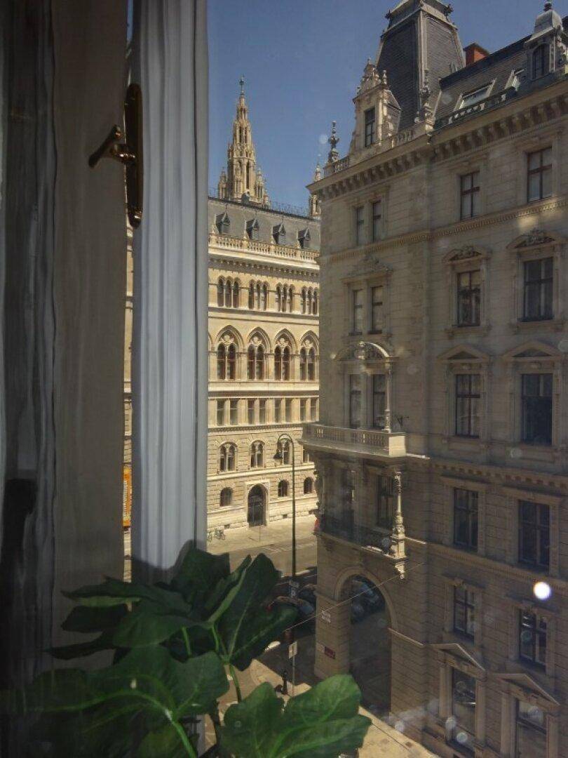 Blick aus dem Fenster auf historische Gebäude und die Stadtarchitektur.