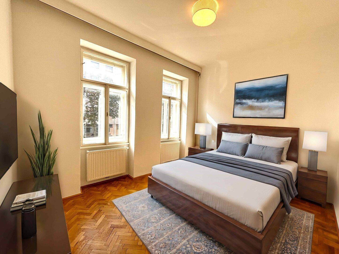 Virtuell inszeniertes Schlafzimmer mit Holzbett, Fischgrätparkett und zwei großen Fenstern.