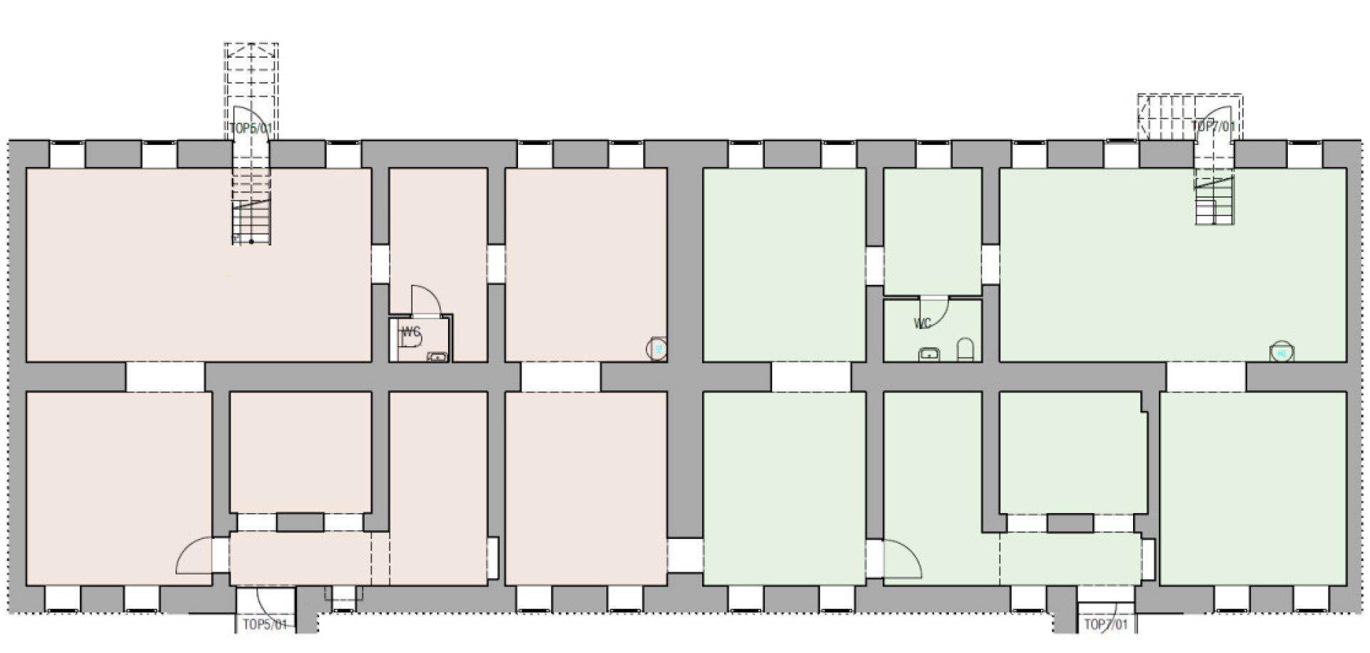 Grundriss zeigt eine Etage mit mehreren Räumen, zwei Treppenhäusern und Sanitärbereichen.