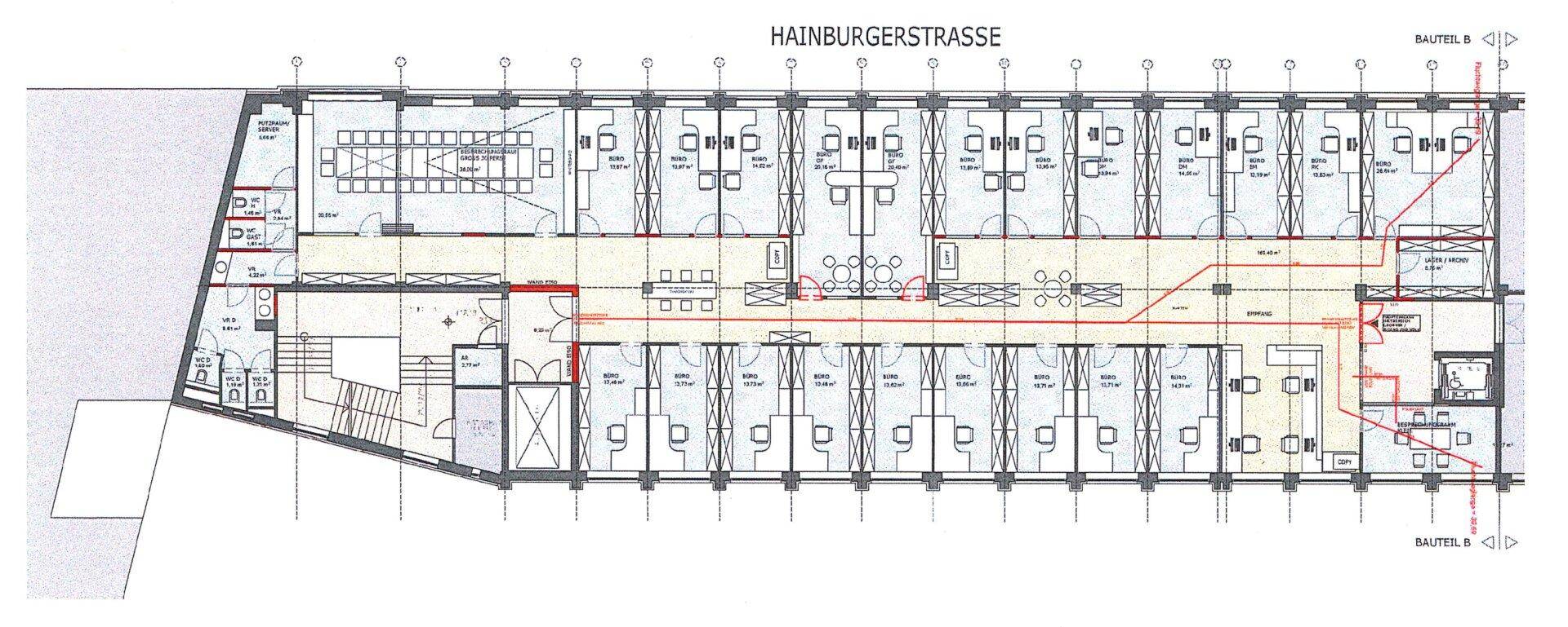 Detaillierter Grundriss eines Bürogebäudes mit zahlreichen Einzelbüros, Fluren und Sanitärbereichen.