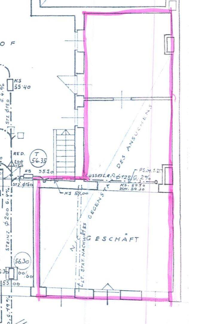 Handgezeichneter Grundriss eines Gewerberaums mit markierten Flächen und Treppenhaus.