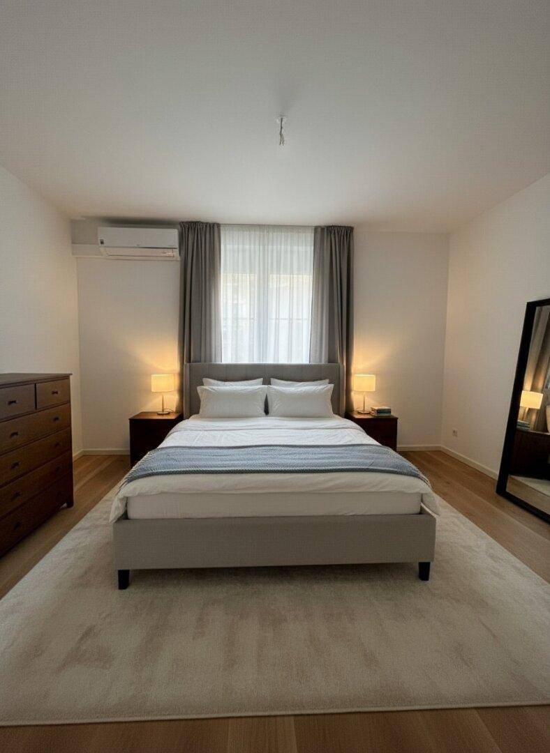 Gemütliches Schlafzimmer mit Doppelbett, Holzboden und Klimaanlage.