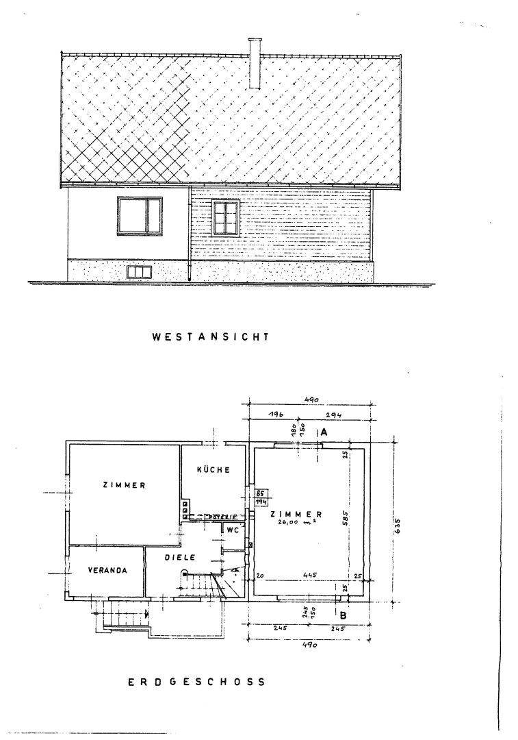 Grundriss des Erdgeschosses mit Westansicht des Gebäudes.