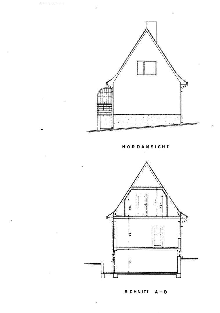 Nordansicht und Schnitt A-B des Gebäudes mit Dachschrägen und Keller.