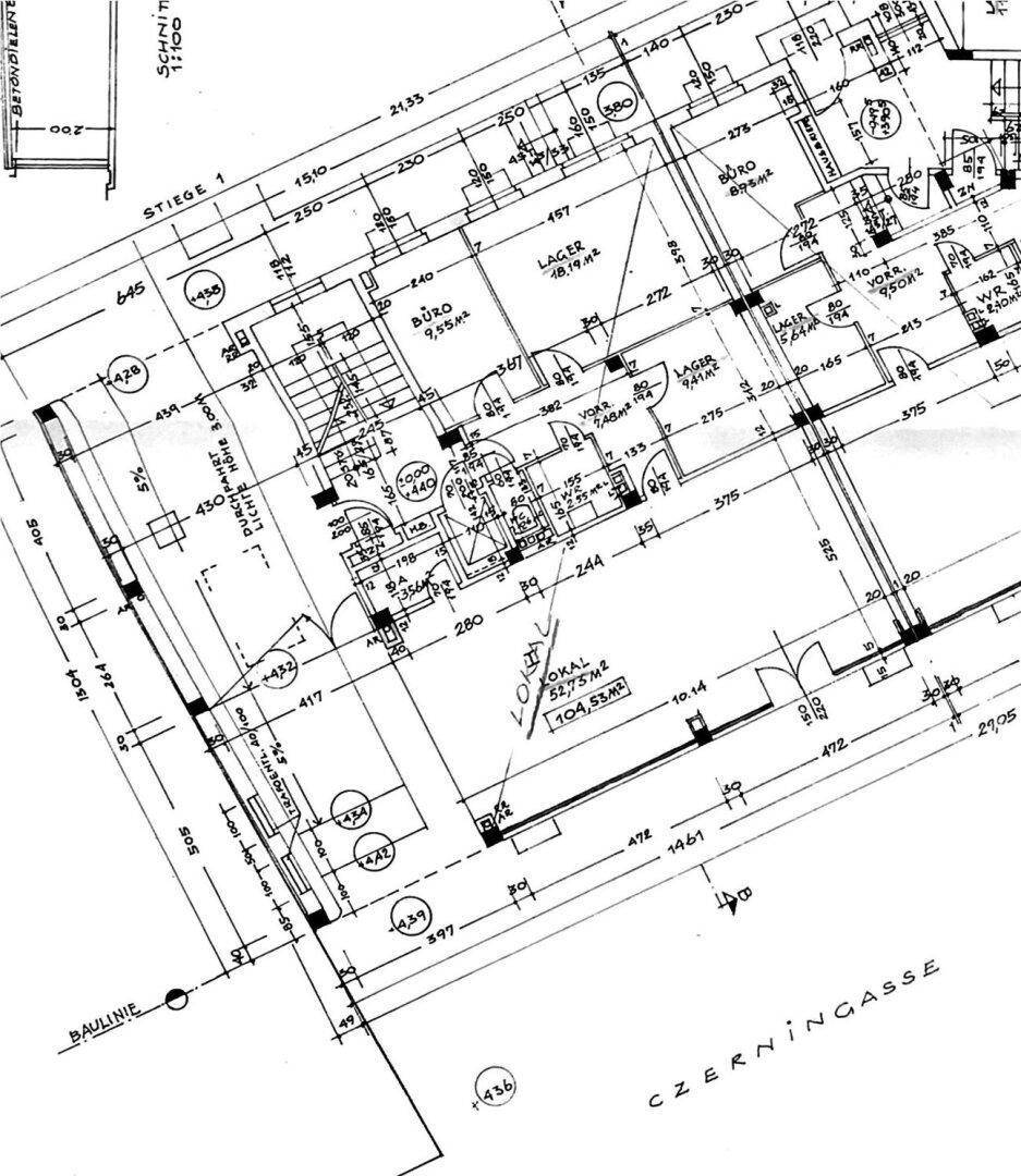 Detaillierter Grundriss eines Gebäudes mit mehreren Räumen, Treppen und Bemaßungen für gewerbliche Nutzung.