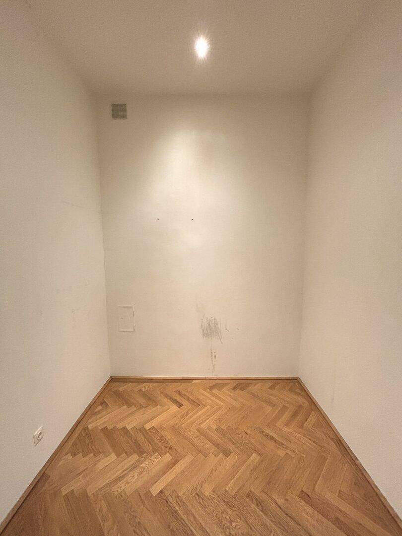 Kleiner Raum mit Fischgrätparkett, ideal als Abstellraum oder begehbarer Kleiderschrank.