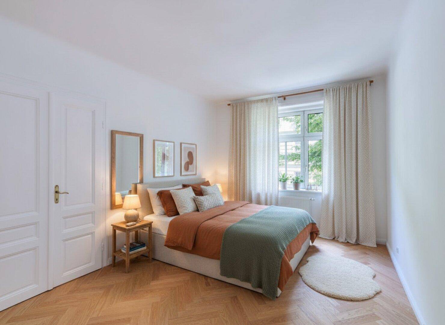 Gemütliches Schlafzimmer mit Fischgrätparkett, Doppelbett und großen Fenstern, die viel Licht hereinlassen.