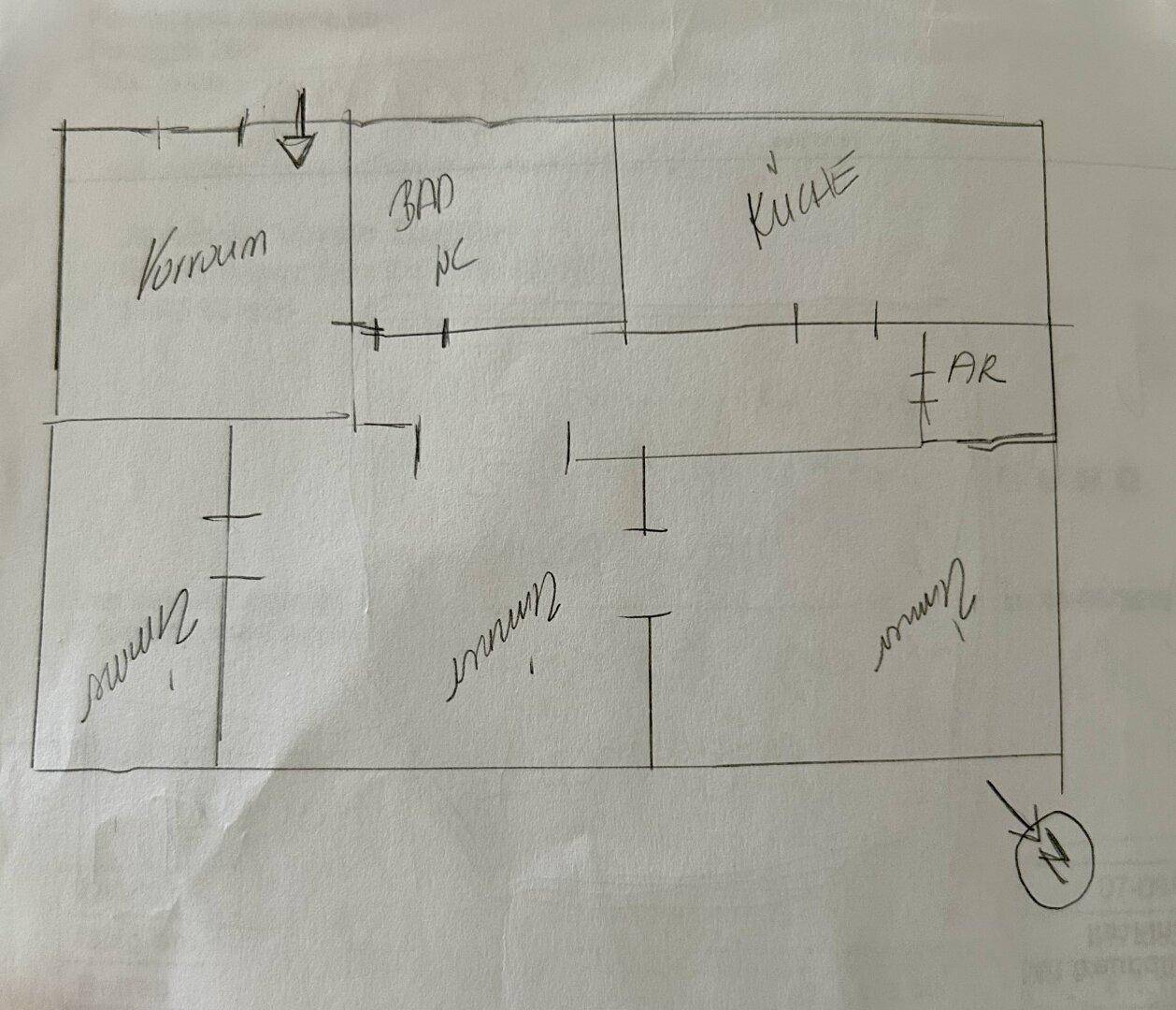 Handgezeichneter Grundriss mit Aufteilung in Vorraum, Bad, Küche und drei Zimmer.