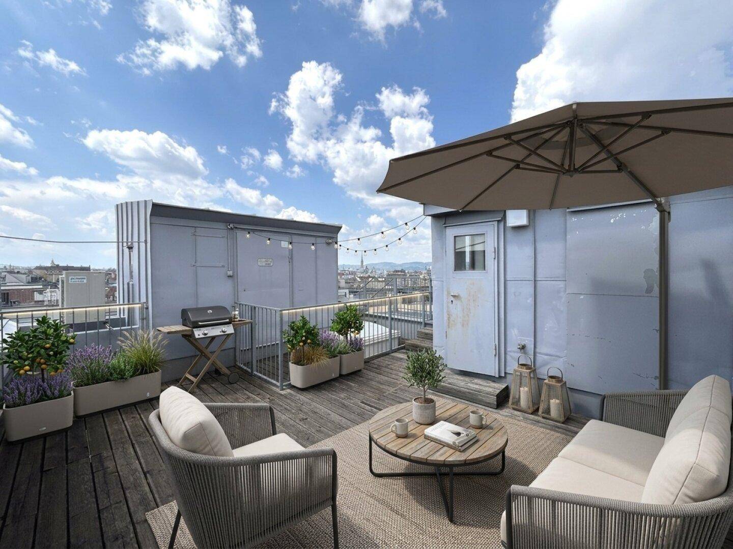 Möblierte Dachterrasse mit Grillbereich, Sonnenschirm und Stadtblick unter blauem Himmel.