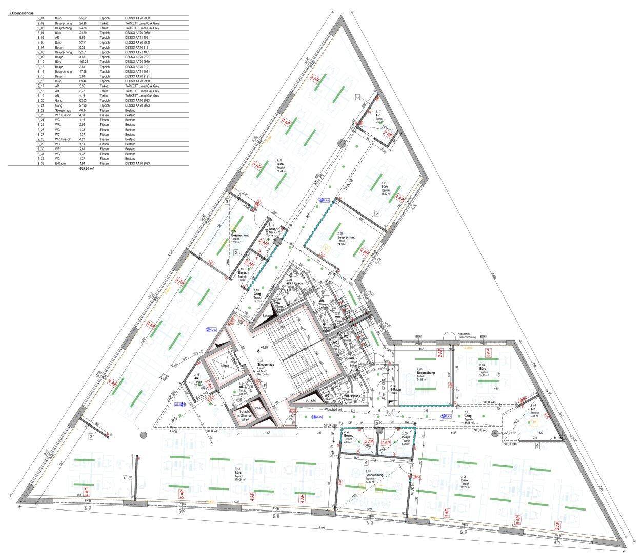 Grundriss des zweiten Obergeschosses, der verschiedene Wohnungen mit Balkonen und einem zentralen Erschließungskern mit Aufzug und Treppenhaus zeigt.