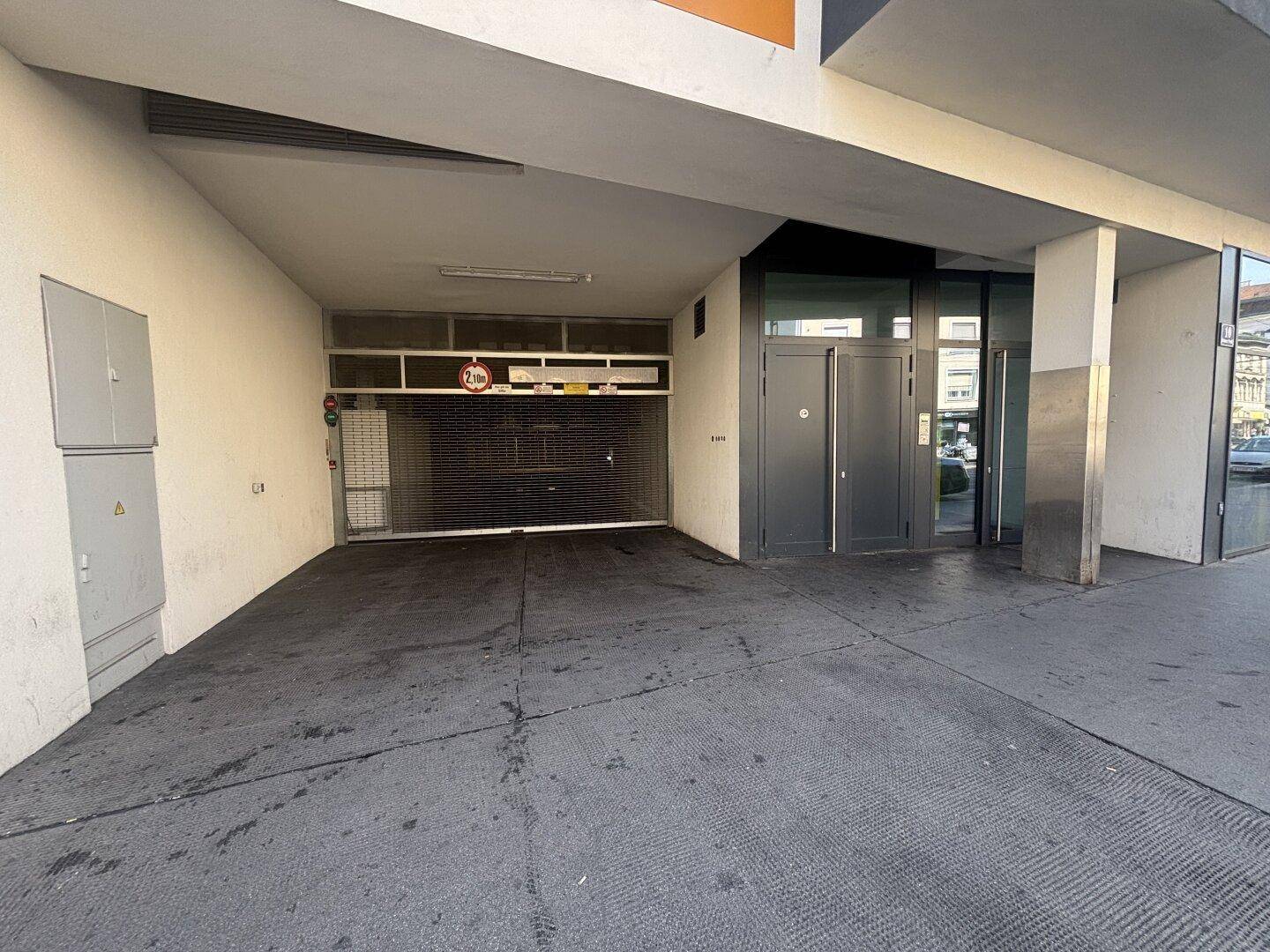 Einfahrt zur Tiefgarage des Gebäudes mit Zugang zu den Parkplätzen.
