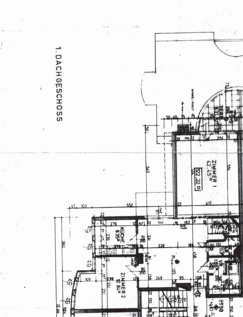 Grundriss des ersten Dachgeschosses mit Zimmern, Küche und Balkon, inklusive Maßangaben.