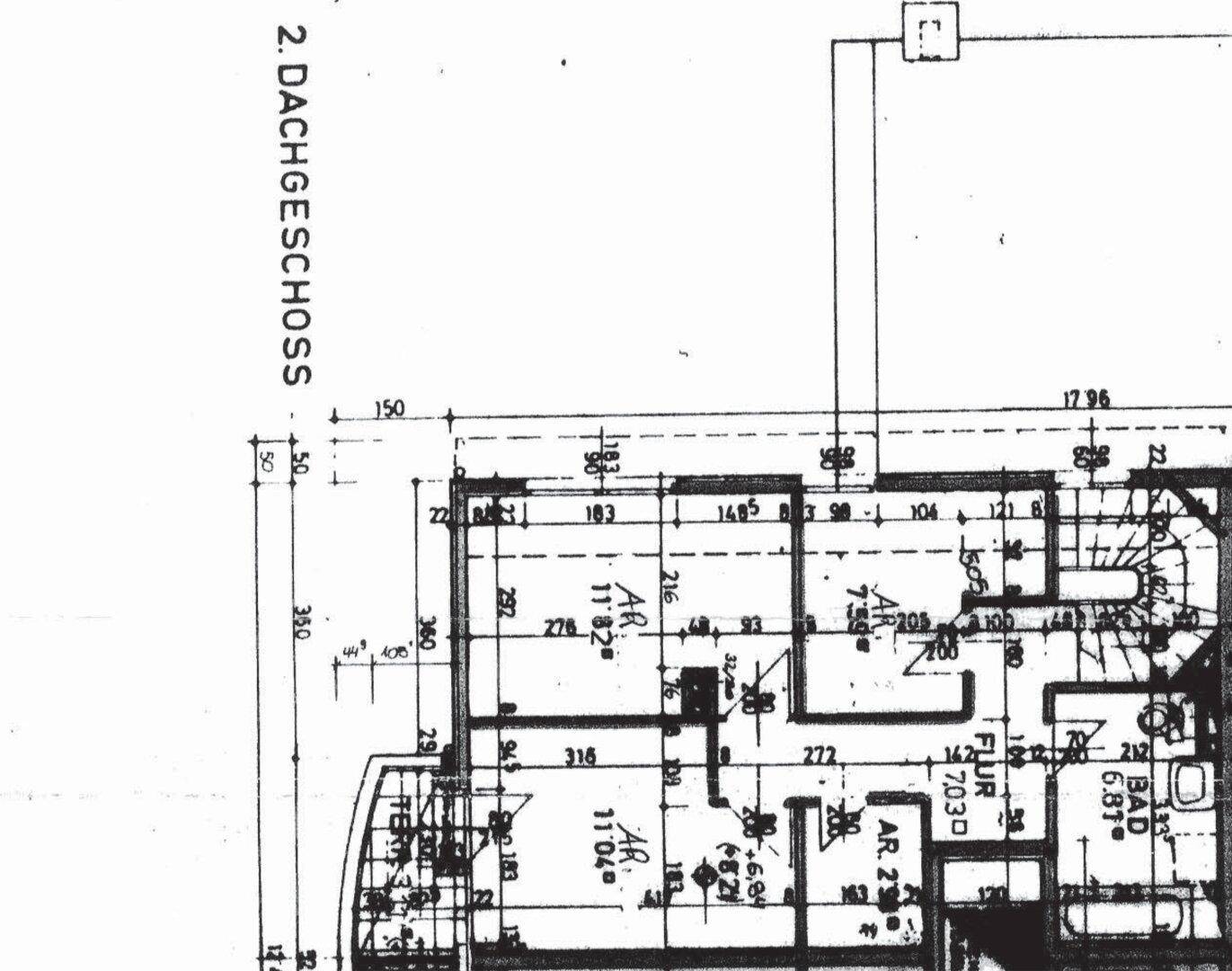 Grundriss des zweiten Dachgeschosses mit Flur, Bad und Abstellräumen, inklusive Treppenaufgang.
