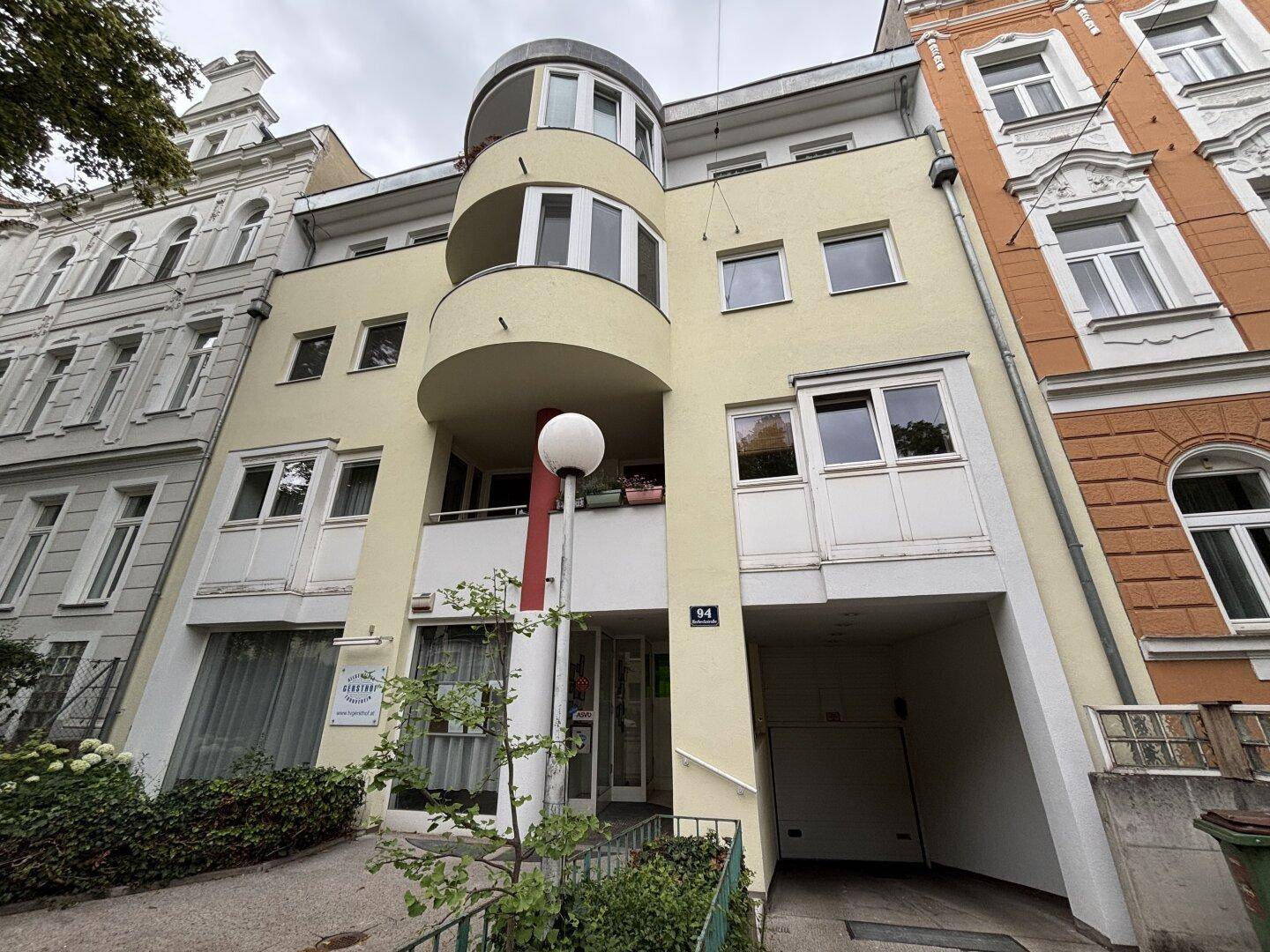 Außenansicht des modernen Gebäudes mit markanter Architektur und Tiefgaragenzugang.