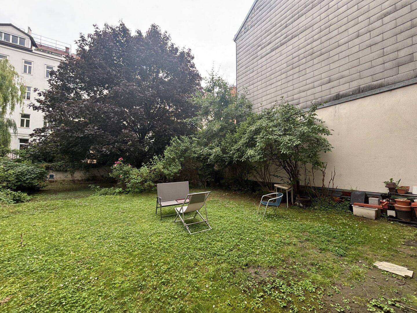 Gepflegter Garten mit Rasen und Sitzgelegenheiten, bietet einen privaten Außenbereich.