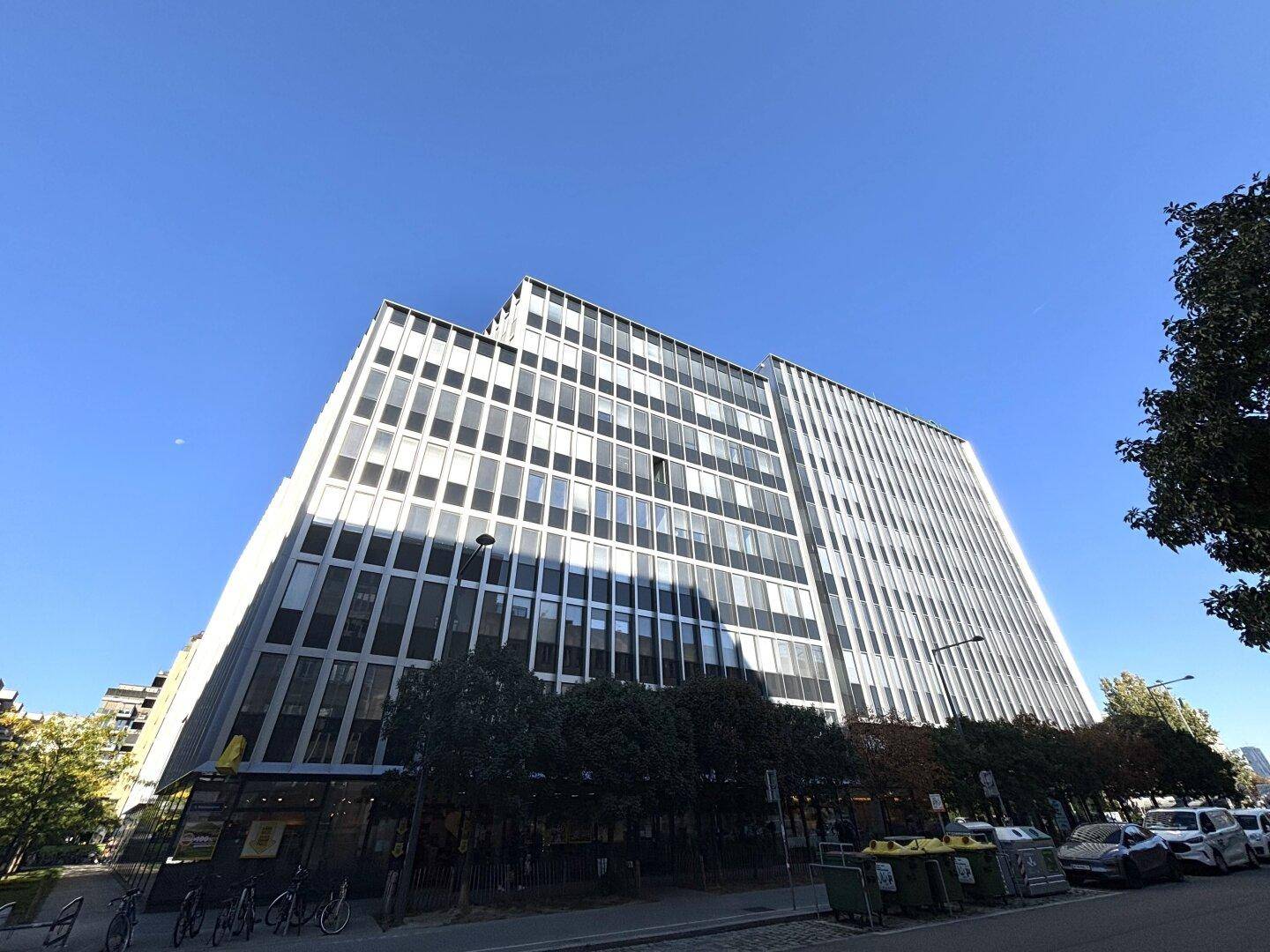 Großes, modernes Bürogebäude mit vielen Fenstern und einer klaren, zeitgenössischen Architektur.