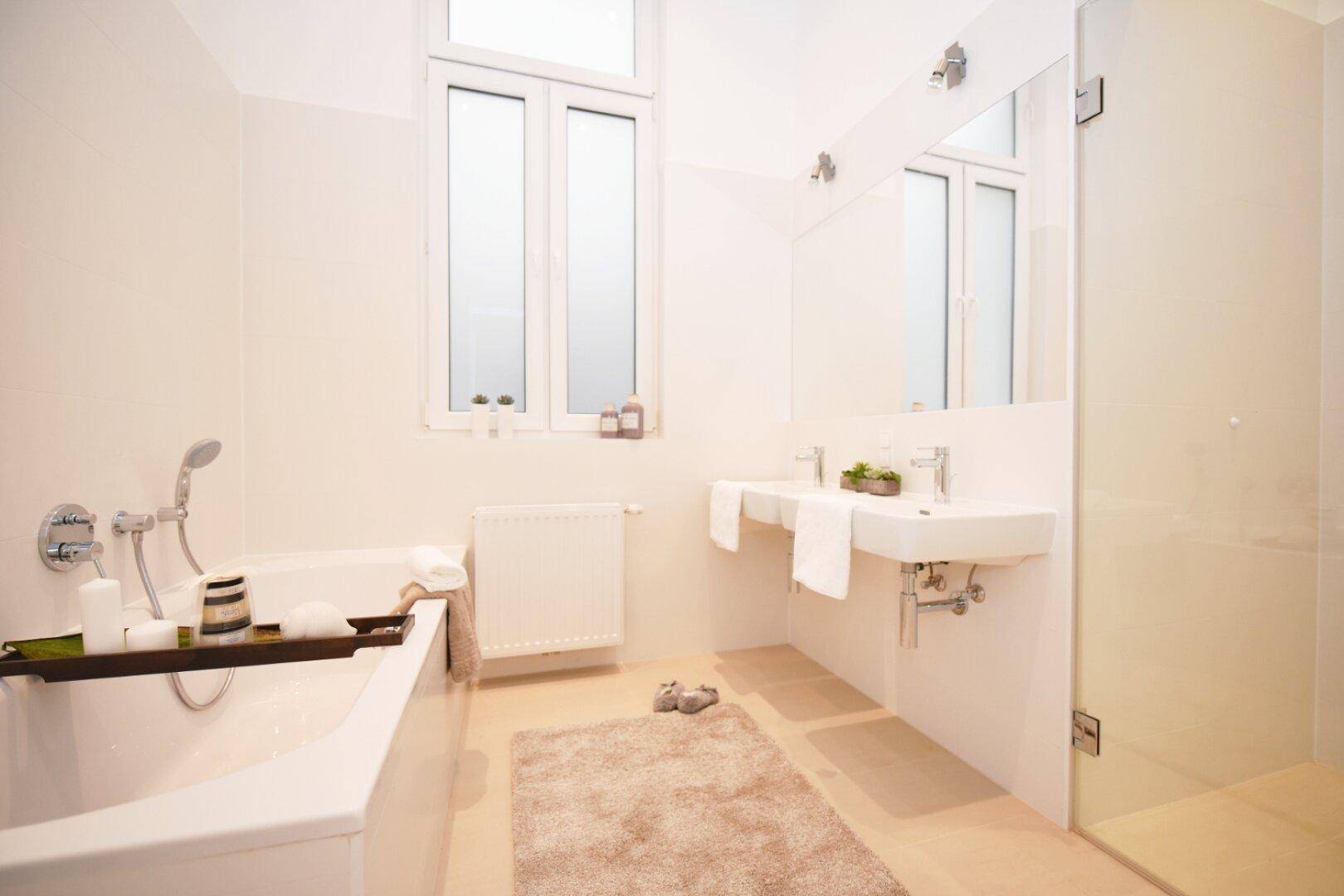 Modernes Badezimmer mit Doppelwaschbecken, Badewanne und separater Dusche.